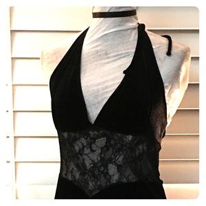 🌺MAKE AN OFFER‼️🔥Little Black bebe Halter 👗🔥